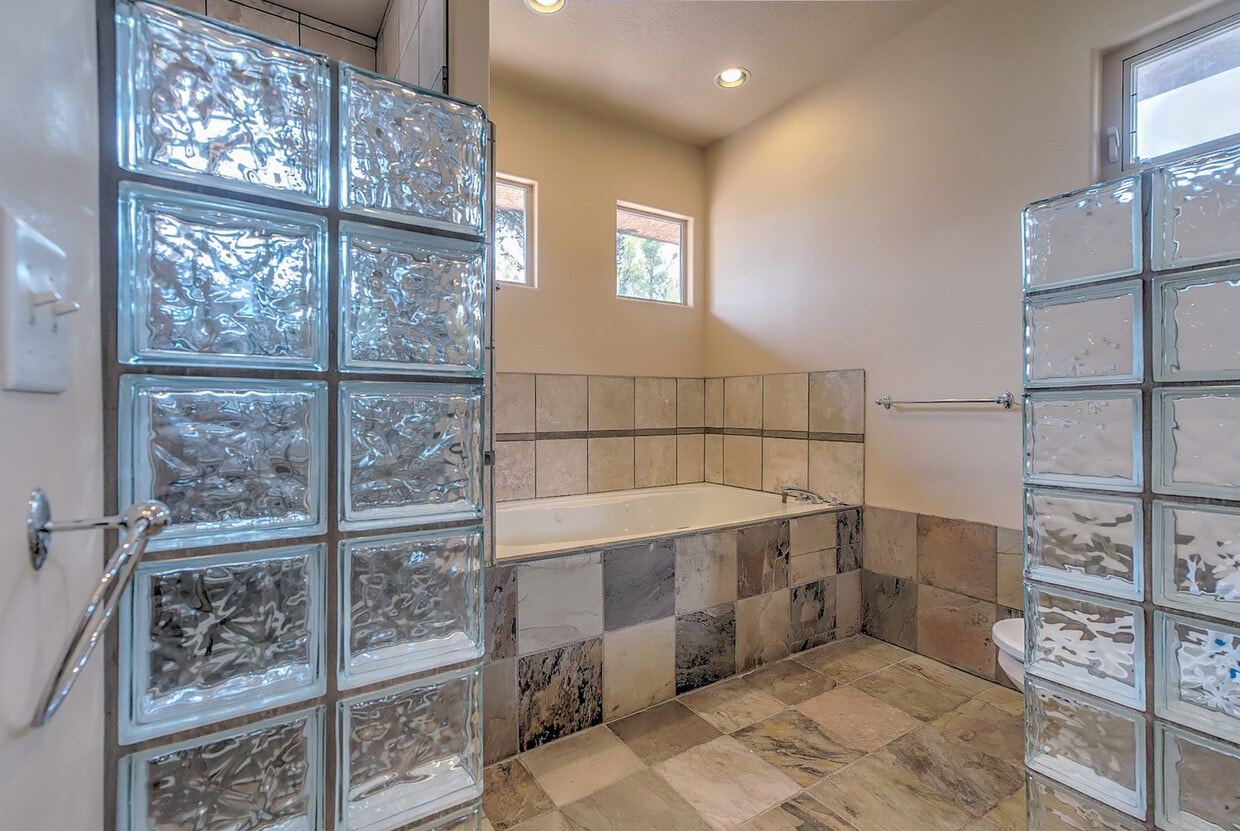 Primary Photo - Pet Friendly, 4 bed, 3 bath, Gorgeous Home...