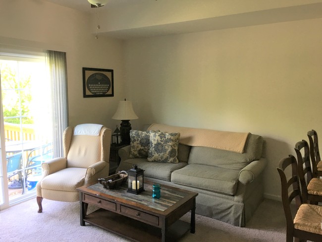 Living Room - Wynfair House Apartments