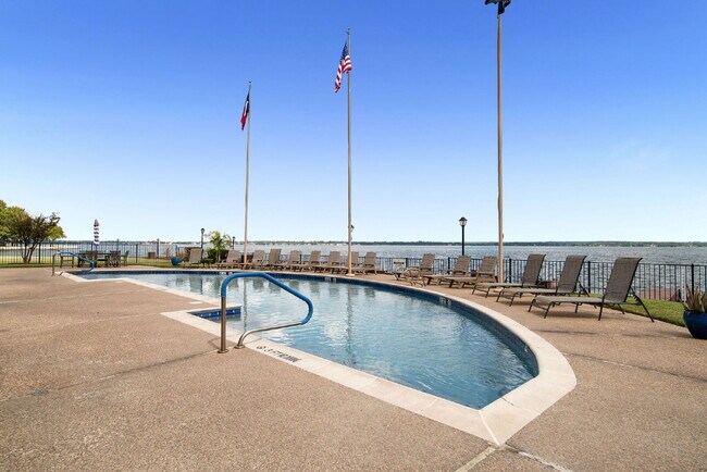 Foto del edificio - Welcome to your lakeside sanctuary in the gated Lake Pointe condominium community on Lake Conroe....