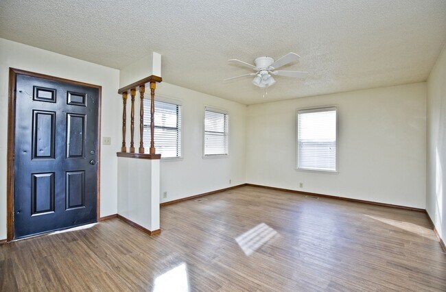 Foto del edificio - ***726 McClure Ave***