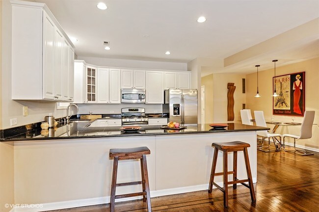 Kitchen - front view - 3328 N Sheffield Ave