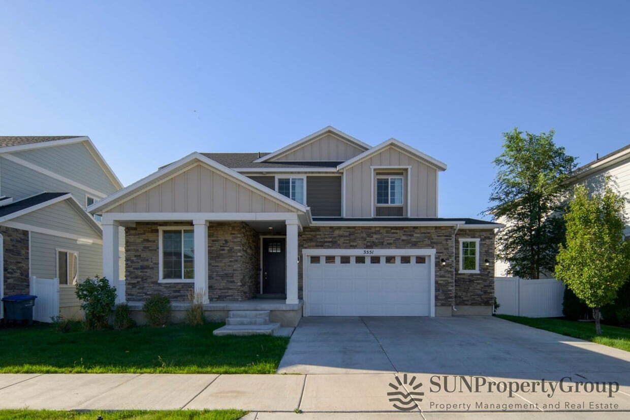 Primary Photo - Beautiful Updated Home In Great South Jord...