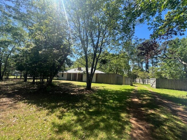 Building Photo - Freshly paint! No Carpet! Barn/Garage! Fir...