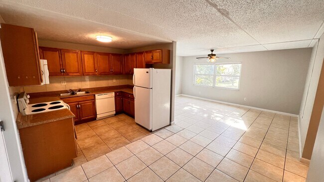 Building Photo - Cozy 3 Bd/2Ba Apartment in Commodore Place...