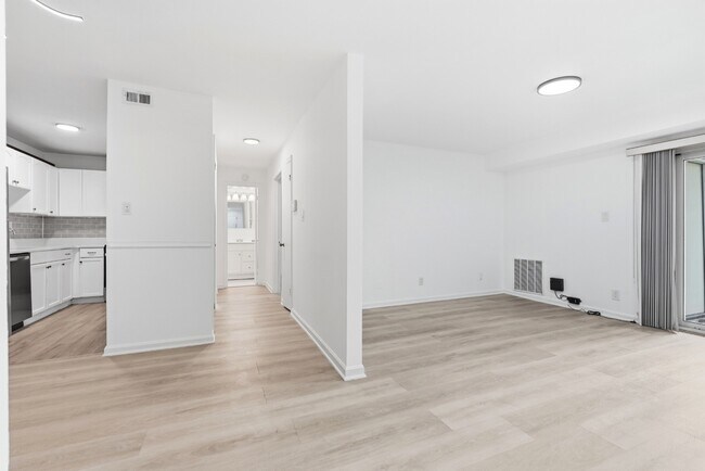 Foto del edificio - 5976 Westchester Park Dr