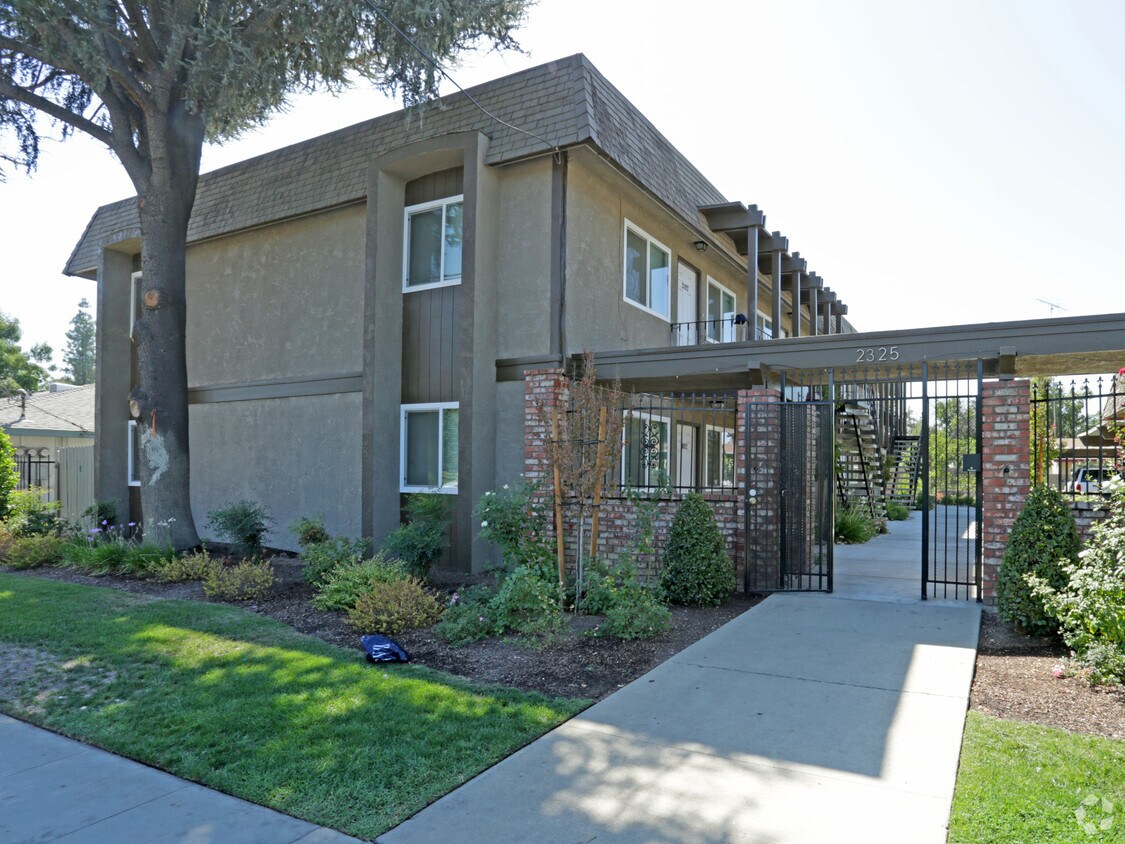 Foto principal - 2325 E Shaw Ave