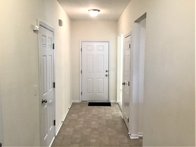 Building Photo - 2400 Oaktree Place