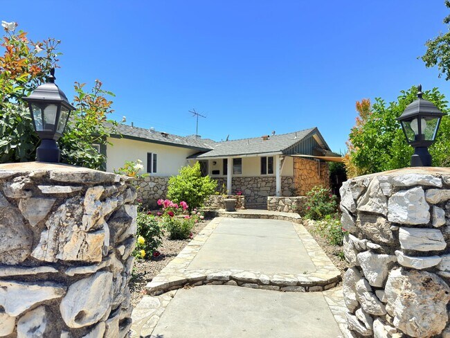Building Photo - Beautiful Winnetka Home with Hardwood Floo...