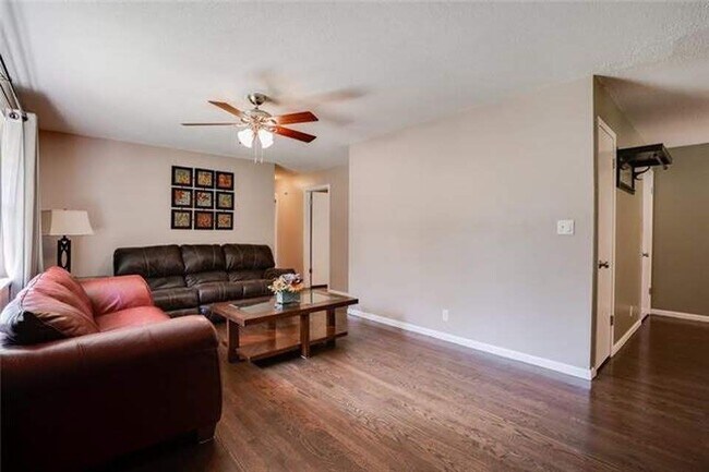 Sala de estar - 7416 N. Central St.