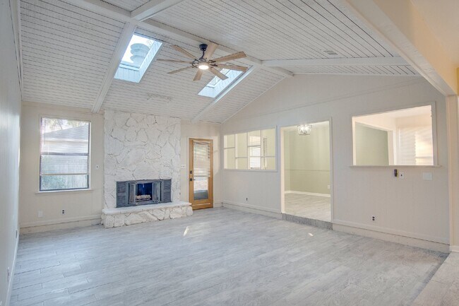 Foto del edificio - Pet friendly, Updated 4 Bedroom Home in Ba...