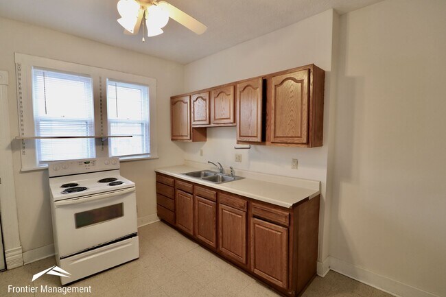 Foto del edificio - Great side-by-side duplex! Washer & dryer, pet friendly, large front porch!