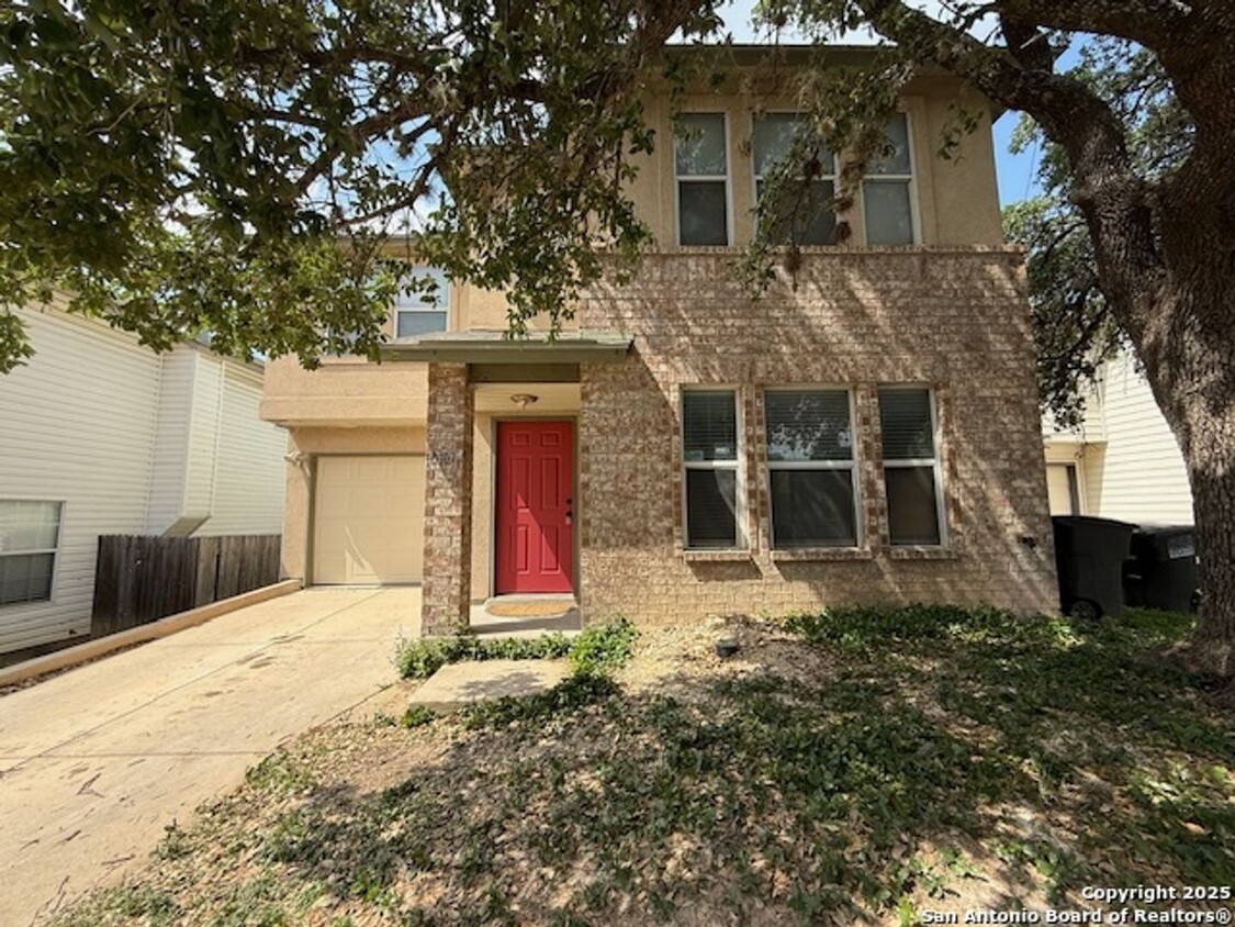 Foto principal - Super Clean & Move-In Ready! 3 Bed, 2.5 Ba...