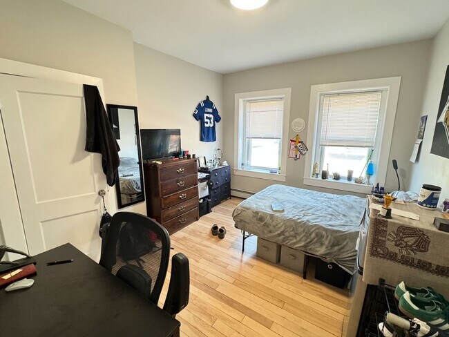 Building Photo - Brand New Spotless Luxury Building! Ht and...