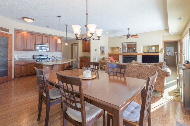 Building Photo - Rare lakes townhouse available,  1 level l...