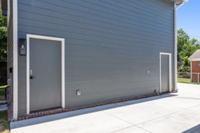 Foto del edificio - Newer construction - garage apartment avai...