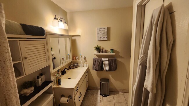 Foto del edificio - 7552 Corbin Ave