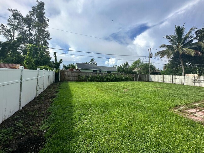 Foto del edificio - 9044 Pineapple Rd