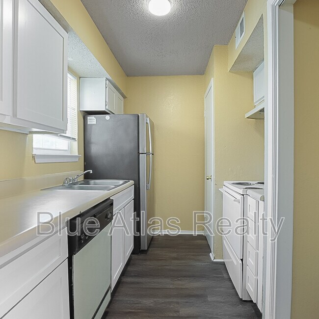 Foto del edificio - 8030 Cambridge Cir