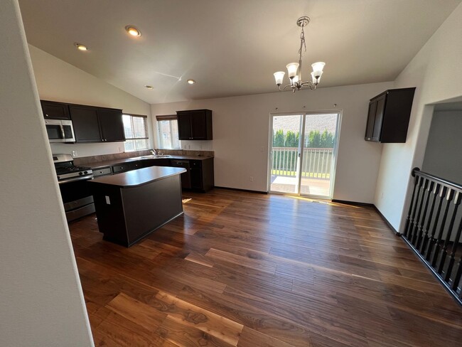 Building Photo - Charming 3-Bedroom 2.5 Bathroom home