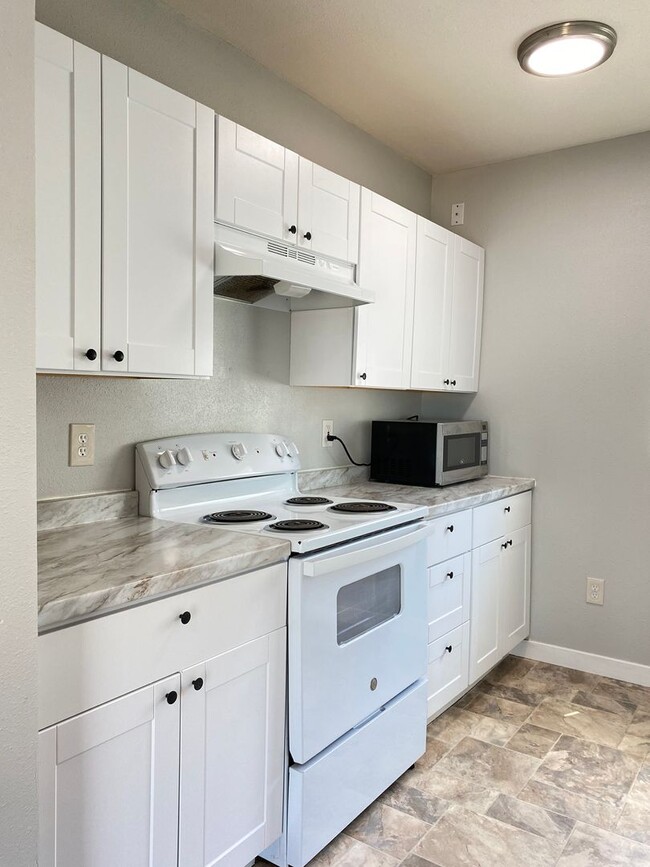 Building Photo - Newly Remodeled 2 Bedroom, 1 Bathroom Unit...