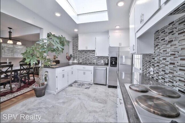 Foto del edificio - 3 br, 2 bath House - 2058 Carlton Ave