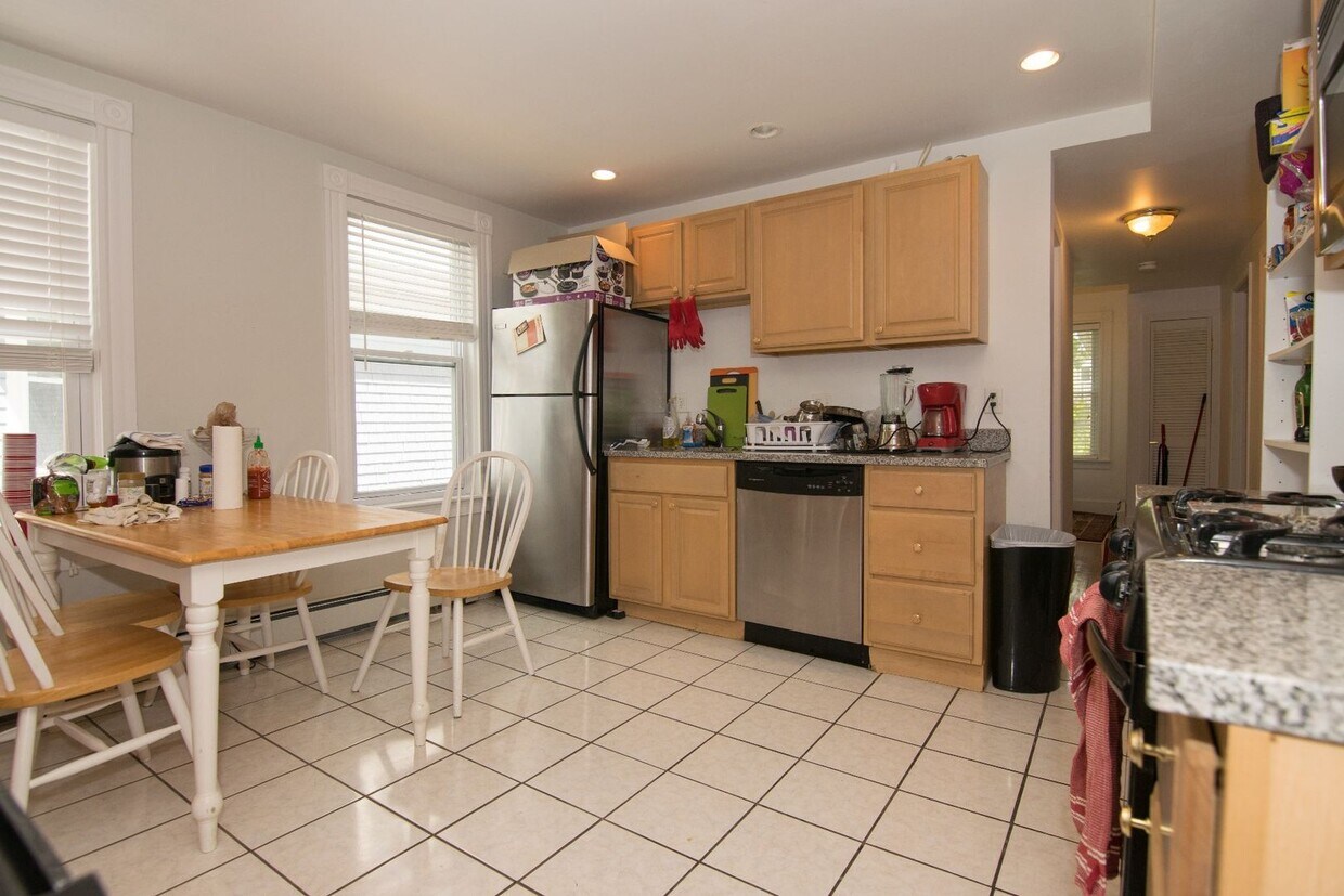 Brighton 6 Bed Duplex – 3.5 Baths – 4 Parking – Top Floor – No Fee – 9/1 - Brighton 6 Bed Duplex – 3.5 Baths – 4 Parking – Top Floor – No Fee – 9/1