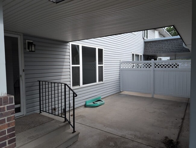 Foto del edificio - Fully Updated 3 Bedroom 3 Bath Townhouse with 2 Stall Attatched Garage