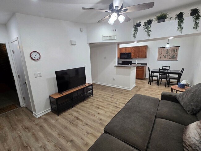 Foto del edificio - West-Flagstaff Condo in the Arbors - 2 Bed, 2 Bath - Students OK! 1 Sm. Pet OK! Avail. July 10th!!