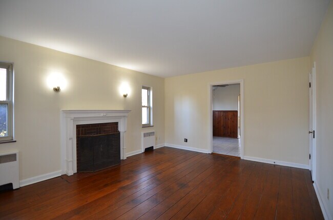 Building Photo - 33 W Hill Ln