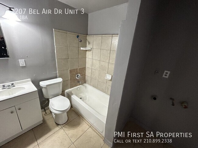 Foto del edificio - Fourplex two bedroom unit is ready to move...