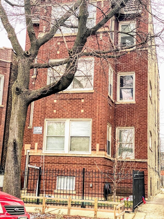 Foto principal - 2415 N Hamlin Ave