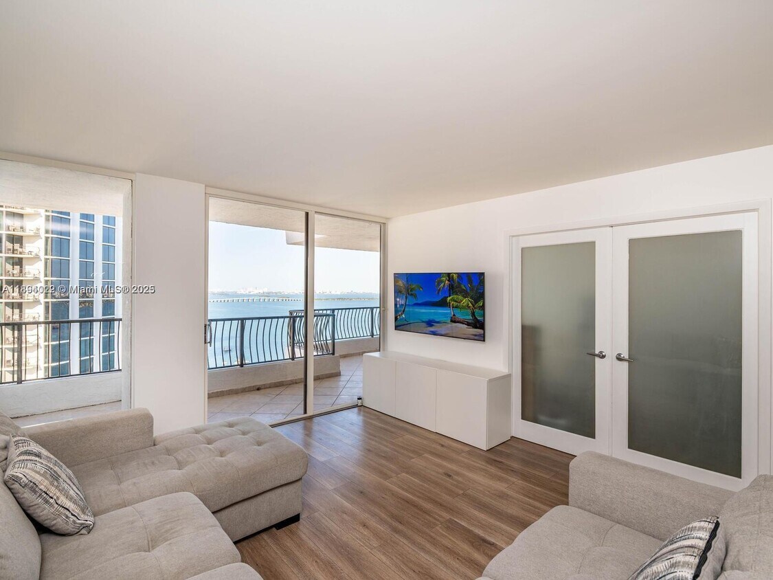 Foto principal - 555 NE 15th St