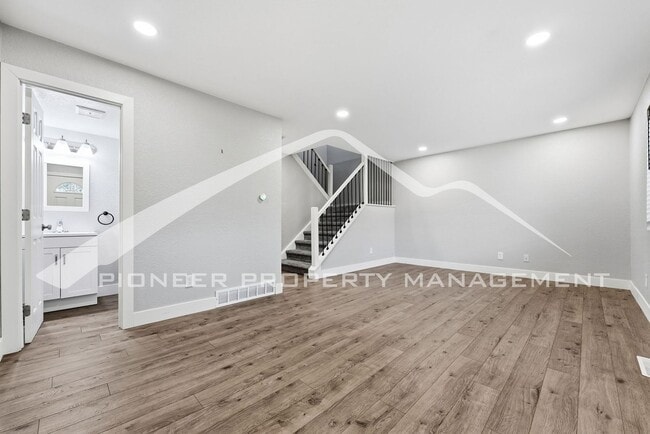 Building Photo - Spacious Townhouse with Washer/Dryer and Central AC
