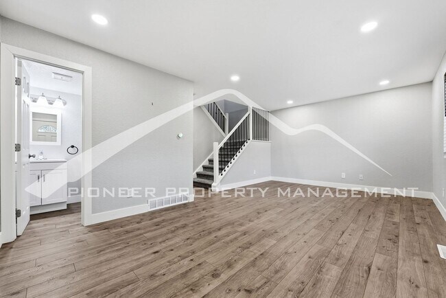 Foto del edificio - Spacious Townhouse with Washer/Dryer and Central AC