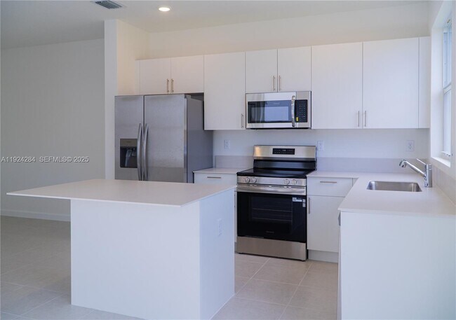 Foto del edificio - 27651-27155 SW 155th Ct