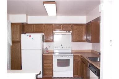 Building Photo - Spacious townhouse, walk to METRO, pool, parking, all you could want!