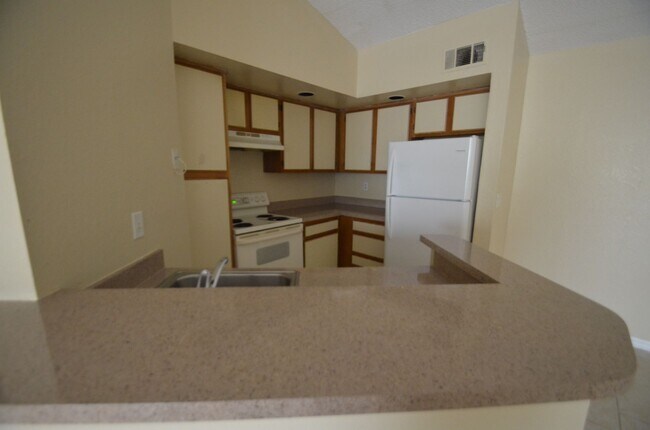 Building Photo - 2 bed 1 bath Condo !