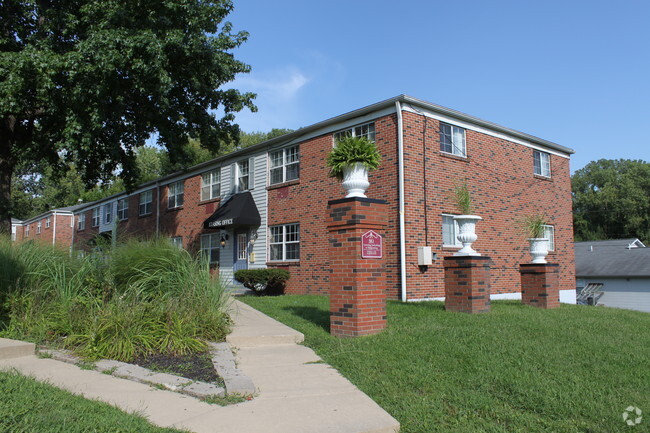 Building Photo - Maple Manor