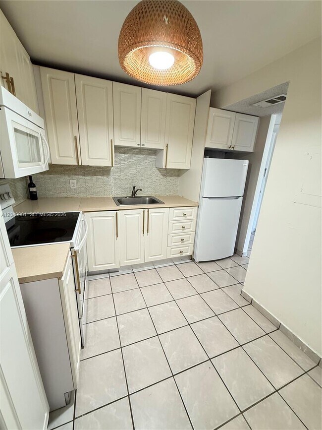 Building Photo - 2025 NE 164th St