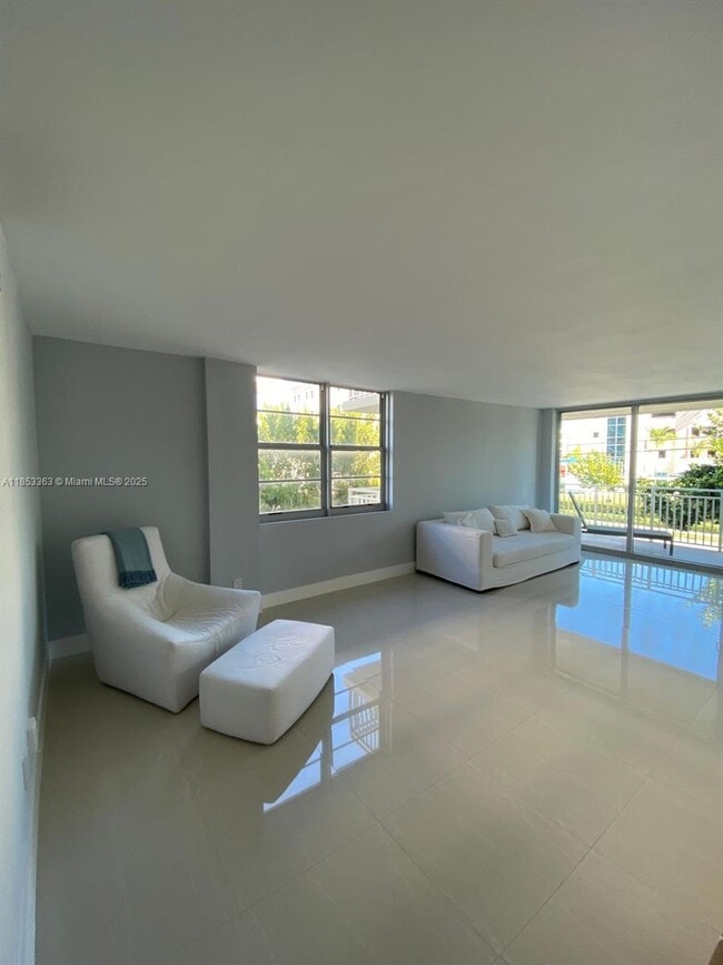 Building Photo - 9500 W Bay Harbor Dr