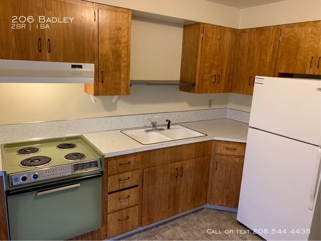 Building Photo - 206 E Badley Ave