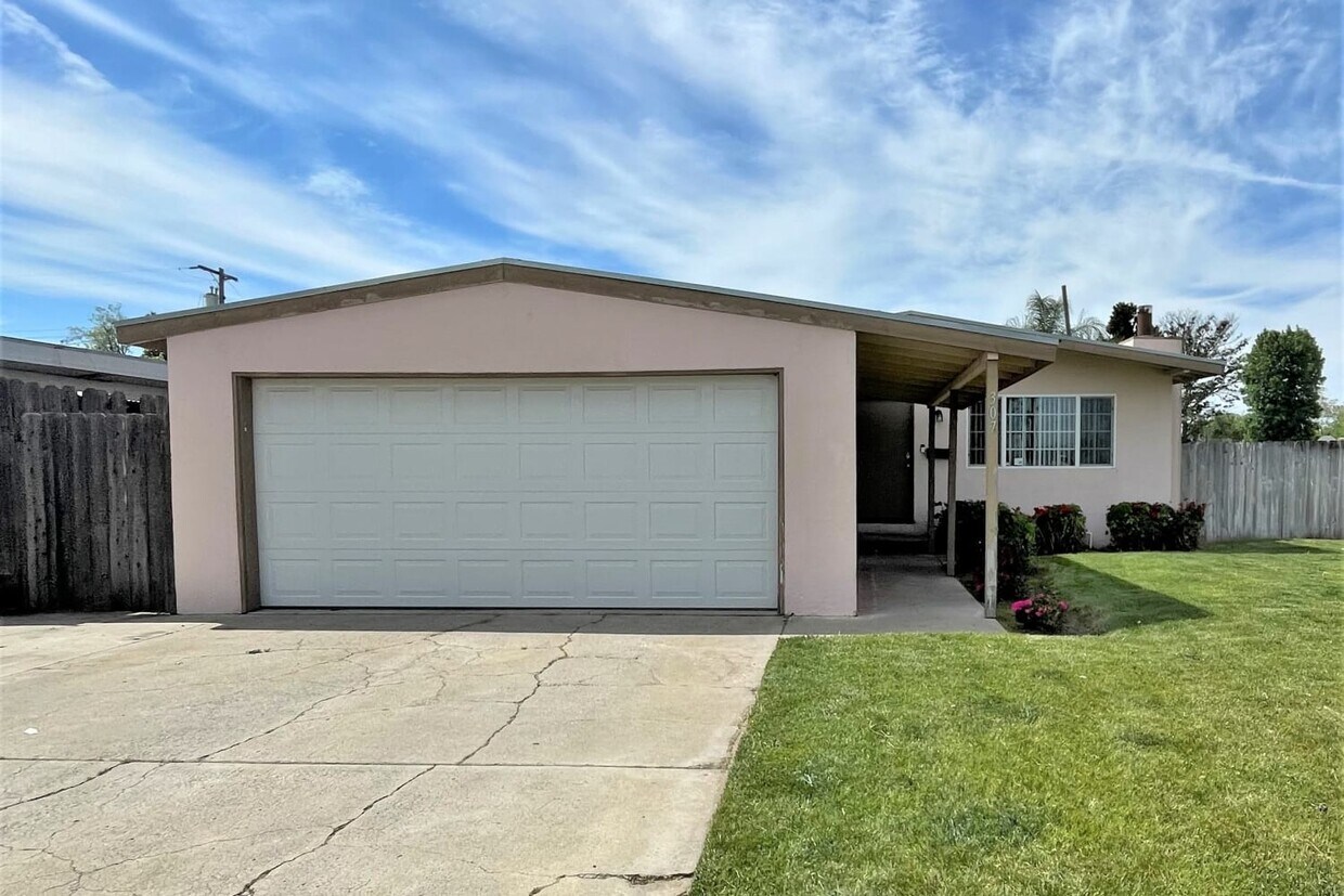 307 Cowell Ave House Rental in Manteca, CA