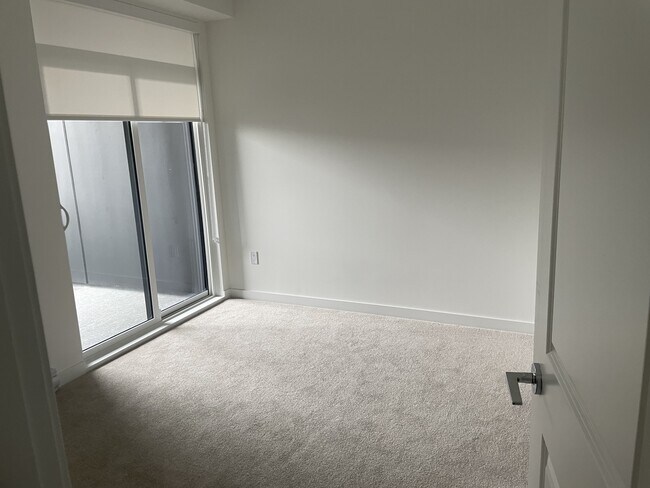 Building Photo - 15733-15785 85 Ave