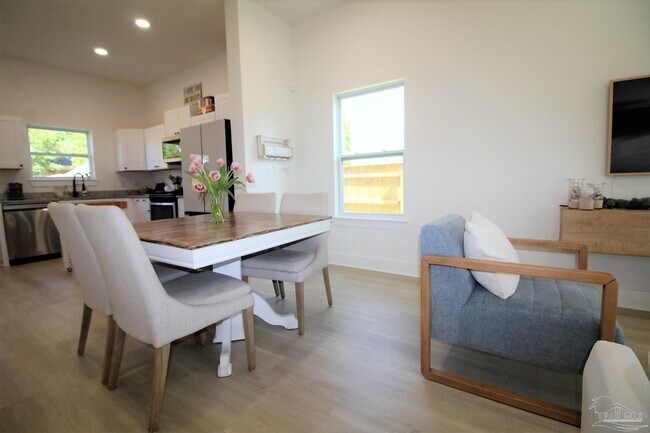 Foto del edificio - 5245 Viking Rd