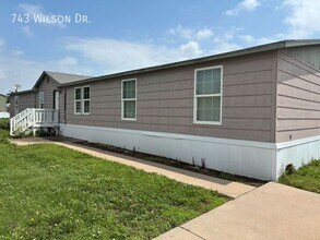 Building Photo - 743 Wilson Dr