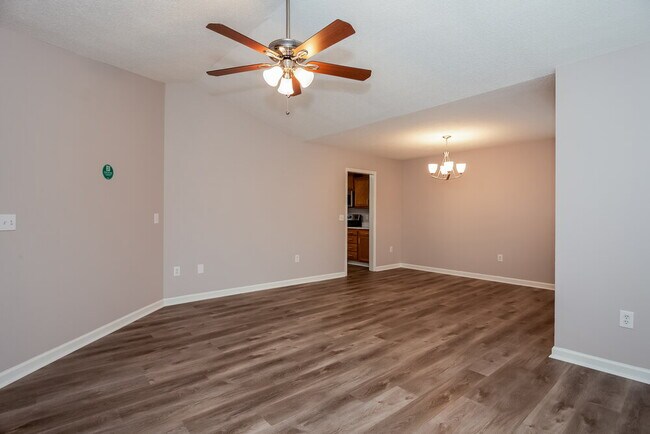 Foto del edificio - 818 Highlander Ct