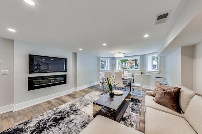 Foto del edificio - 5050 N Ridgeway Ave