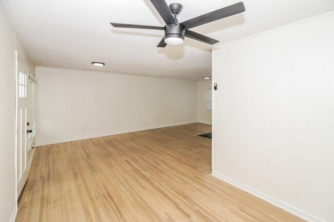 Foto del edificio - Beautifully & Newly Renovated house for rent!