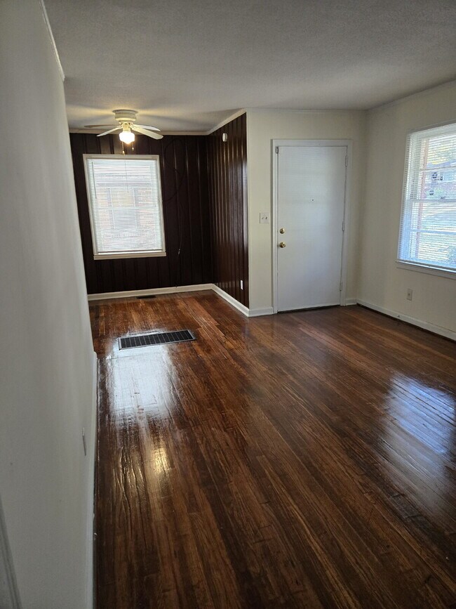 Foto del edificio - Charming 4-Sided Brick Oasis with Fenced Yard & Hardwood Floors in Atlanta!"