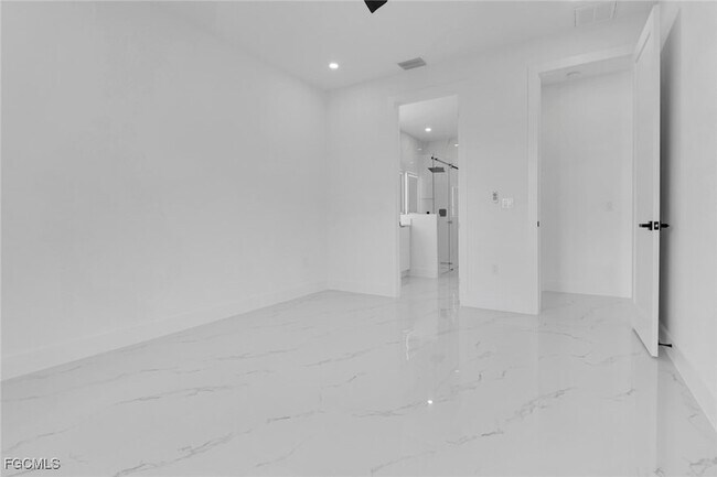 Building Photo - 928 NE 8th Pl